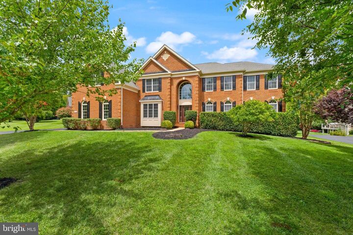 Property Photo: 43864 Ashlawn Court VA 20147
