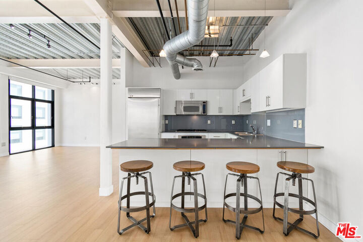 Property Photo: 330 W 11th St, Unit 607 CA 90015