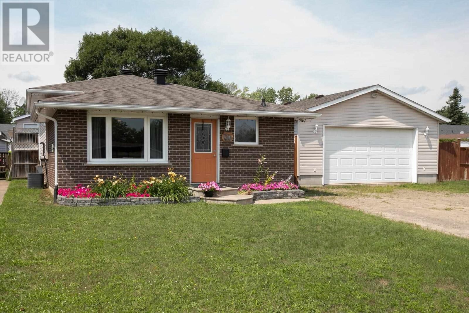 Property Photo: 60 Ross St ON P6A 5Y8