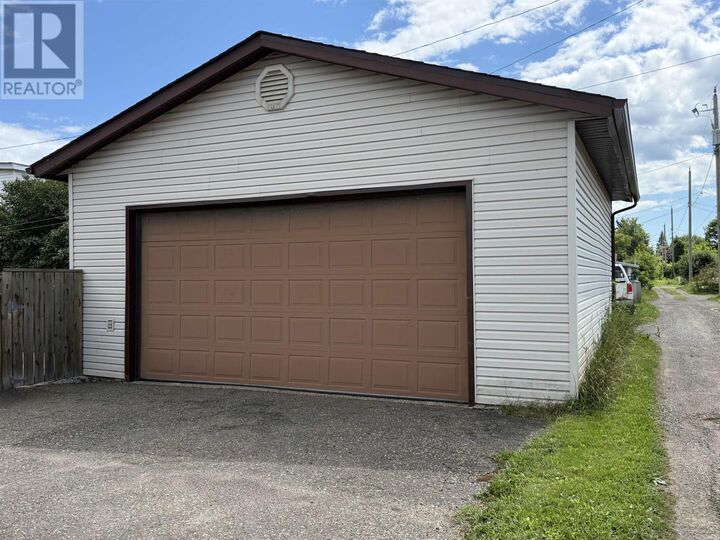 Property Photo:  701 Sprague Street  ON P7E 1V5 