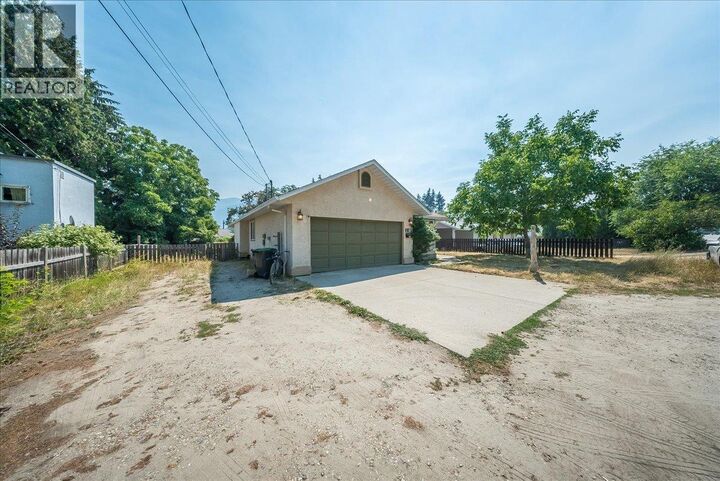 Property Photo: 2507 Columbia Avenue BC V1N 2X4