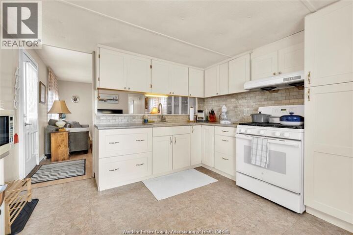 Property Photo: 6 Viscount ON N8M 1Y8