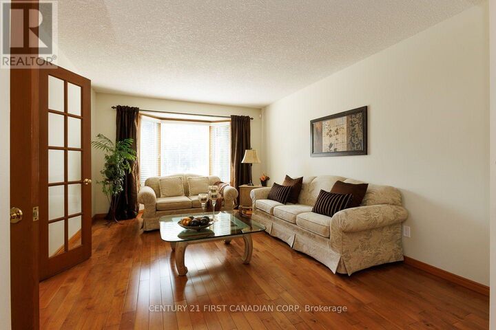 Property Photo:  255 Deveron Crescent  ON N5Z 4N2 