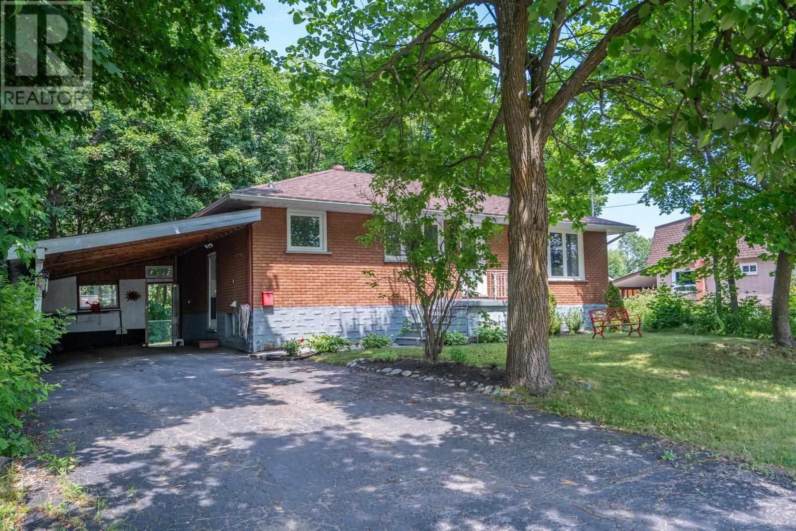 Property Photo:  52 Stevens St  ON P6B 3N7 