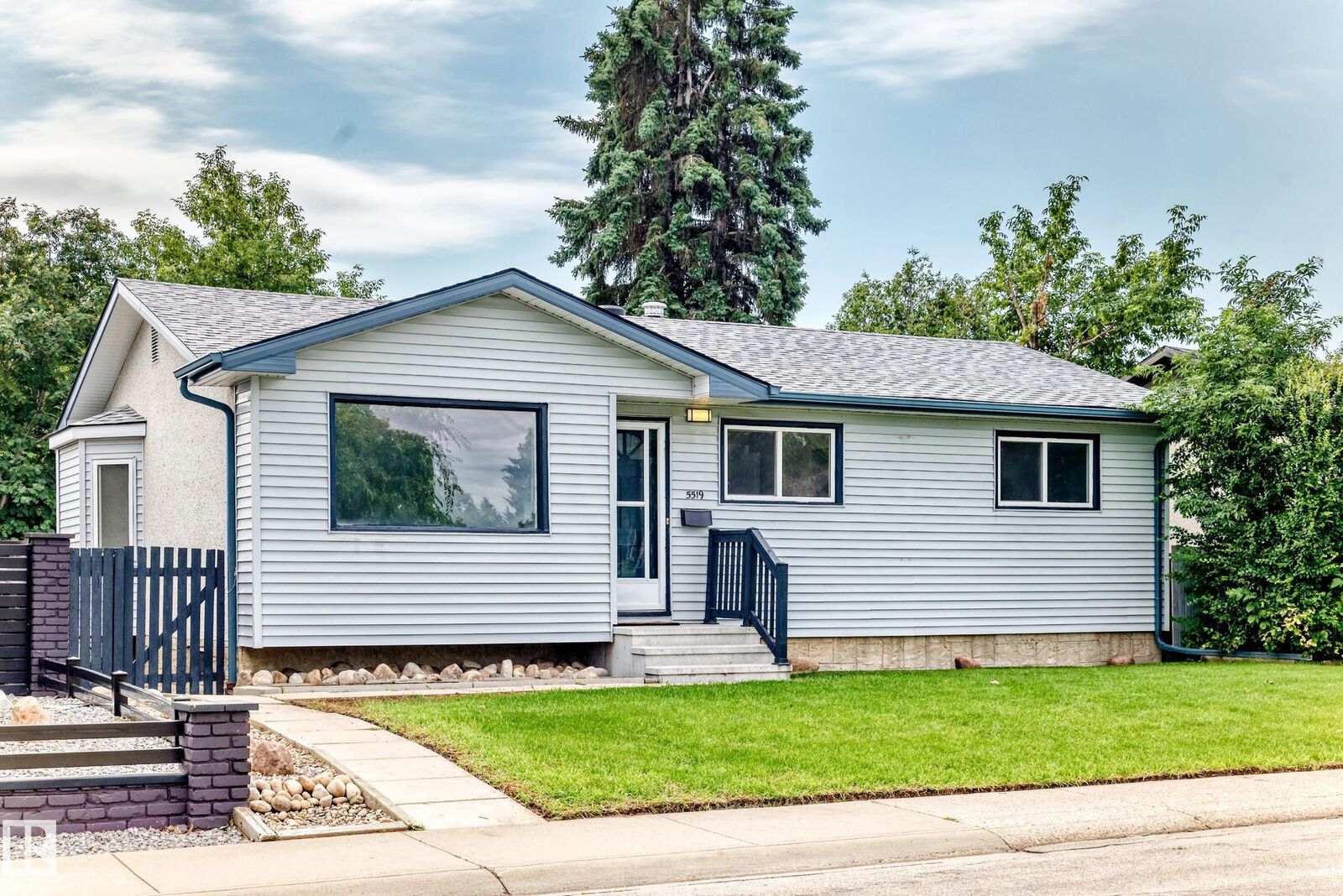 Property Photo:  5519 142 Avenue NW  AB T5A 1J1 