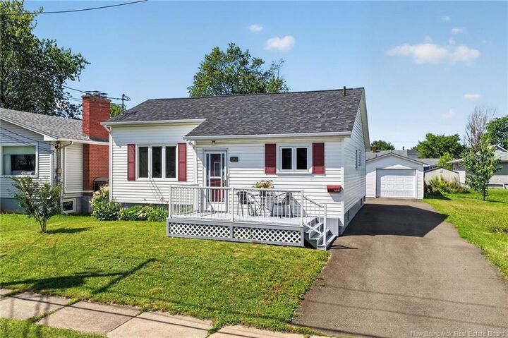 196 Waverley Avenue — photo 1
