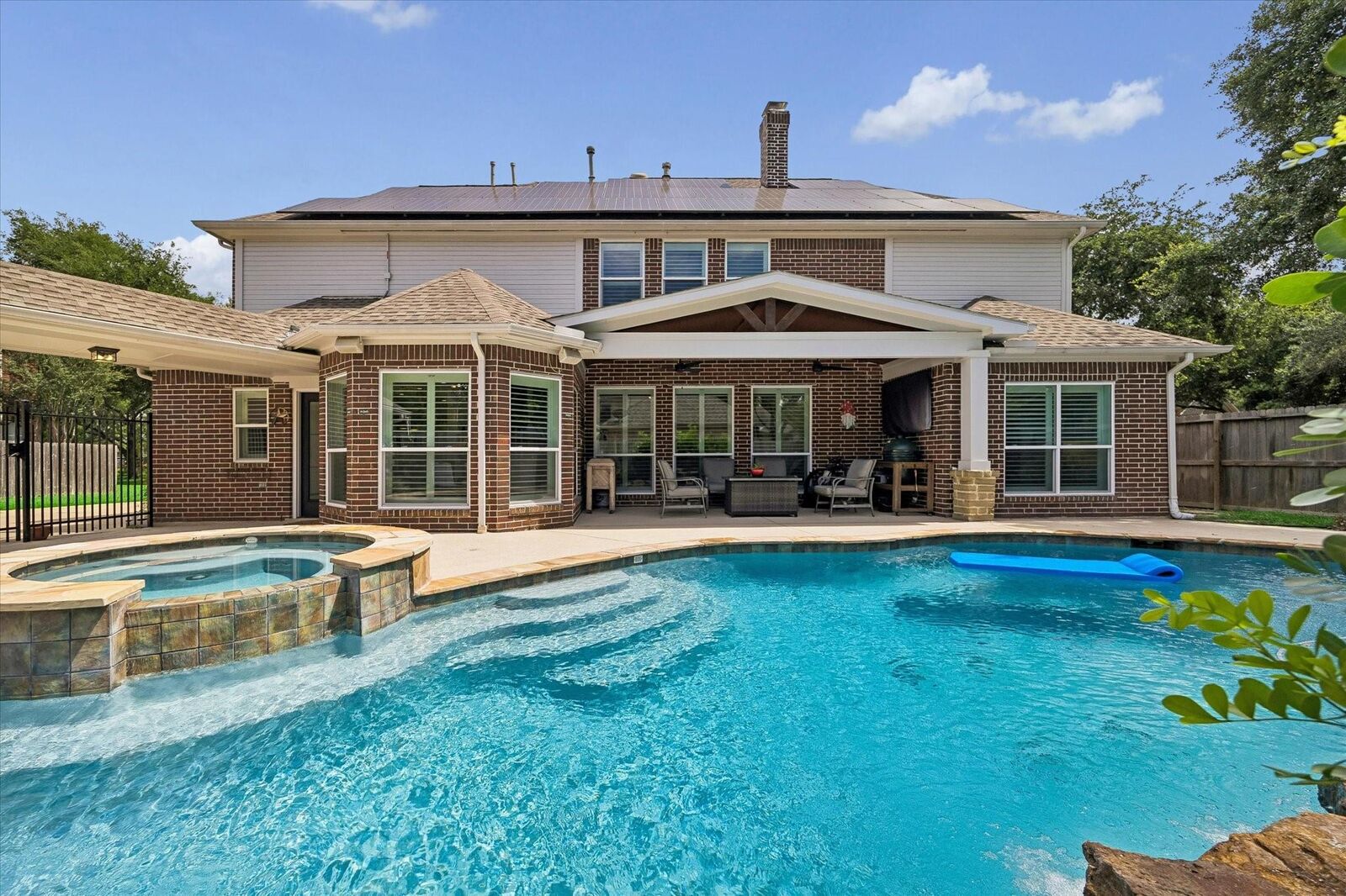 Property Photo: 26 Epping Forest Way TX 77479