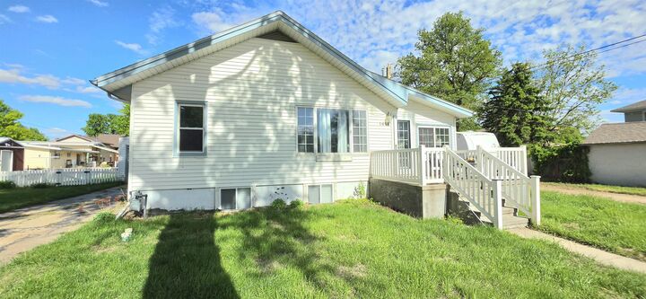 Property Photo: 1611 Avenue C NE 69138