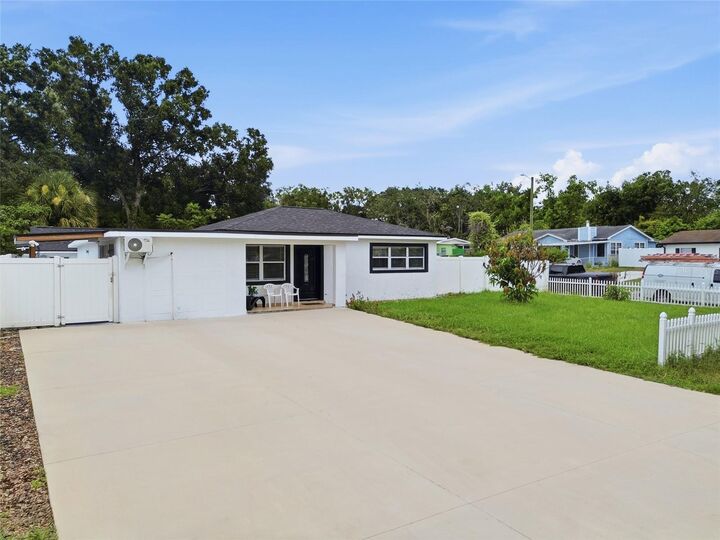 Property Photo:  8901 N Oregon Avenue  FL 33604 