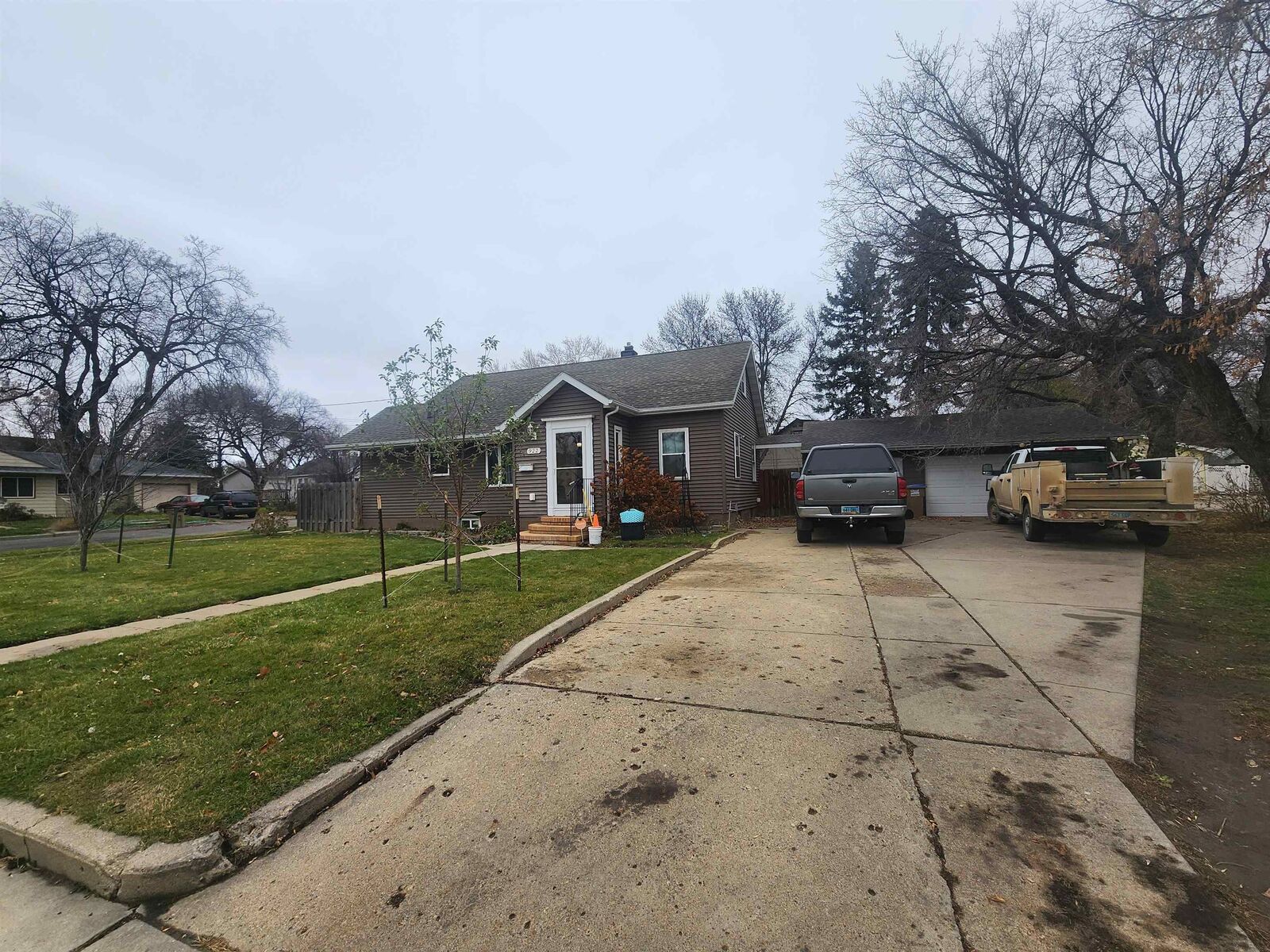Property Photo: 922 University Ave ND 58703