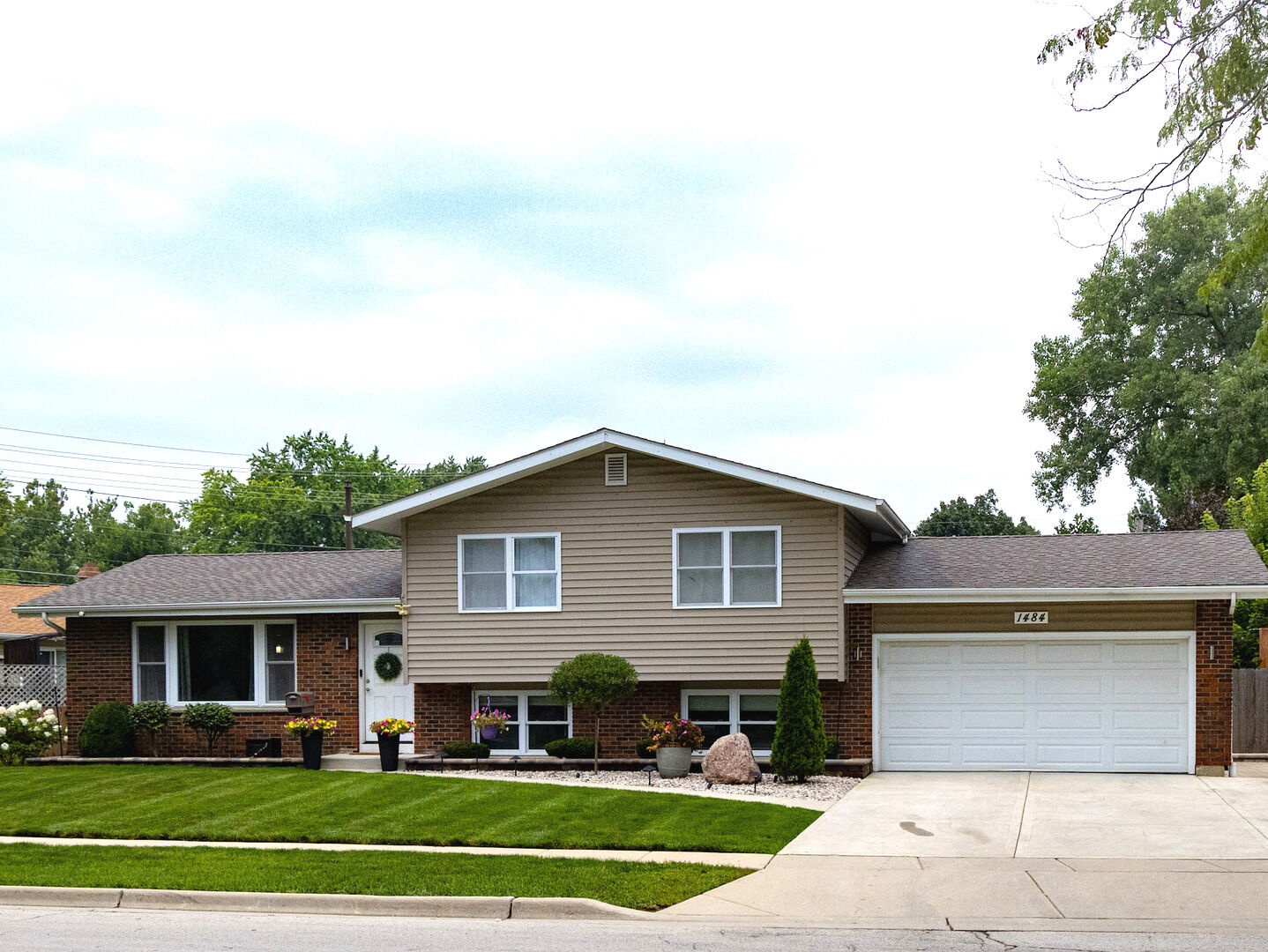 Property Photo: 1484 Royal Boulevard IL 60123