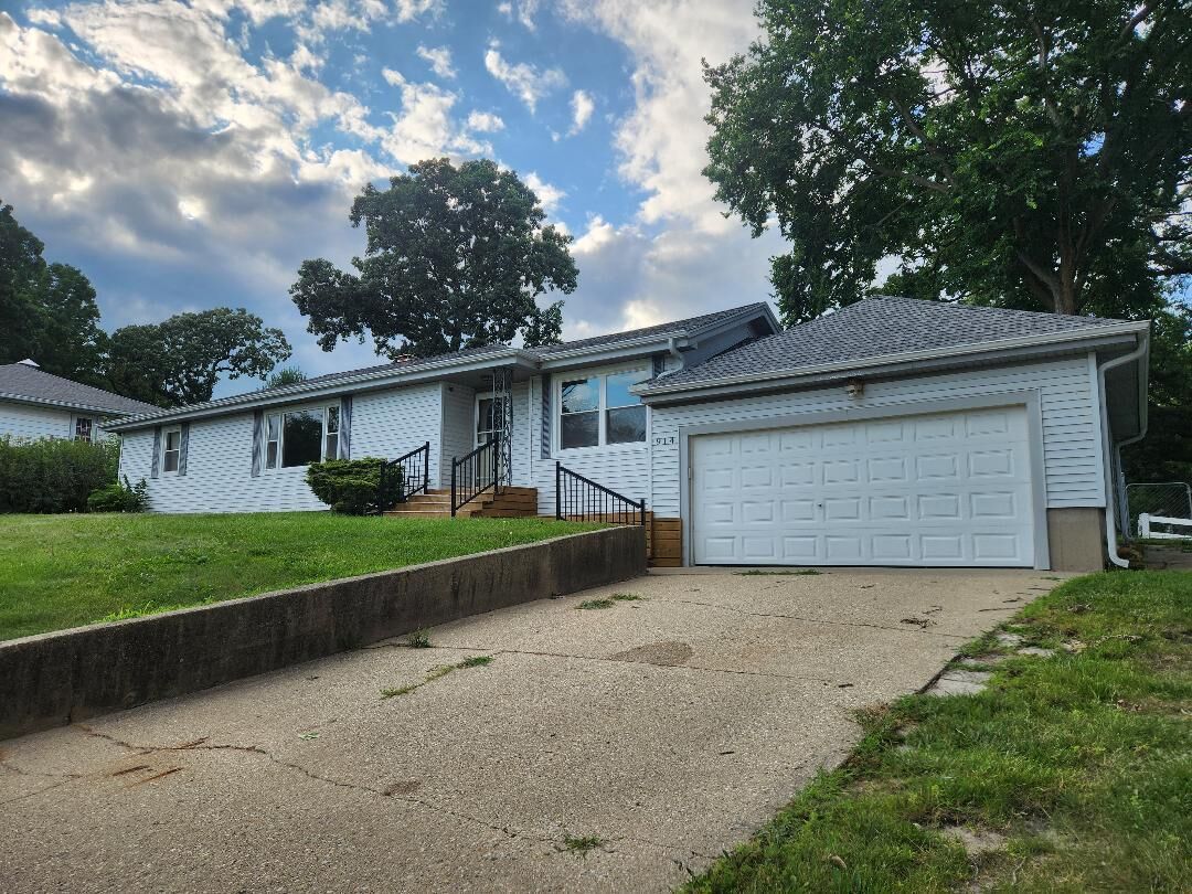 Property Photo: 914 Oakleaf Avenue IL 60051