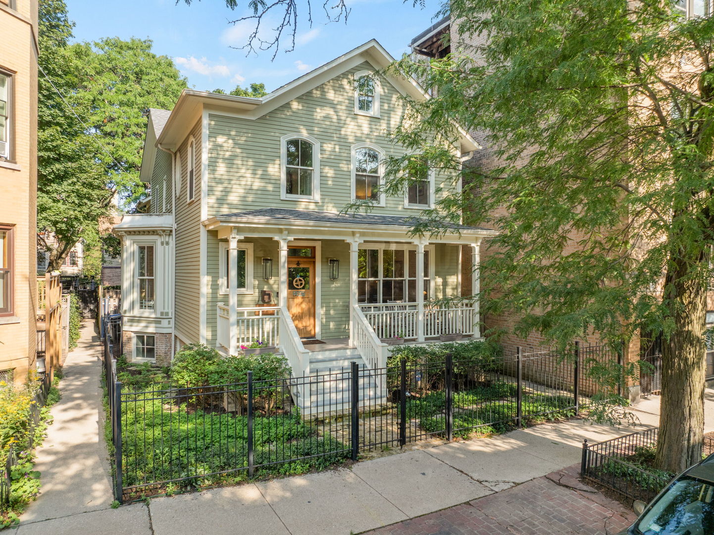 Property Photo: 2347 N Geneva Terrace IL 60614