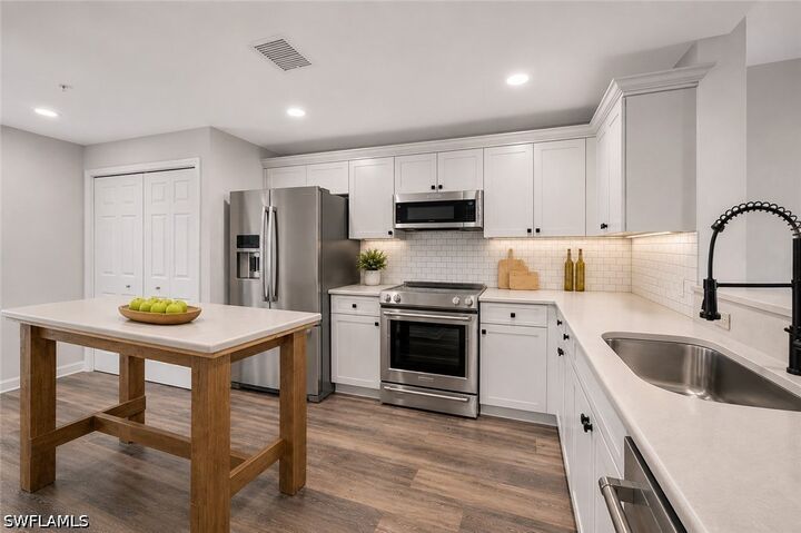 Property Photo: 3029 Driftwood Way 3307 FL 34109