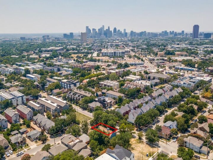 Property Photo: 5903 Lewis Street TX 75206