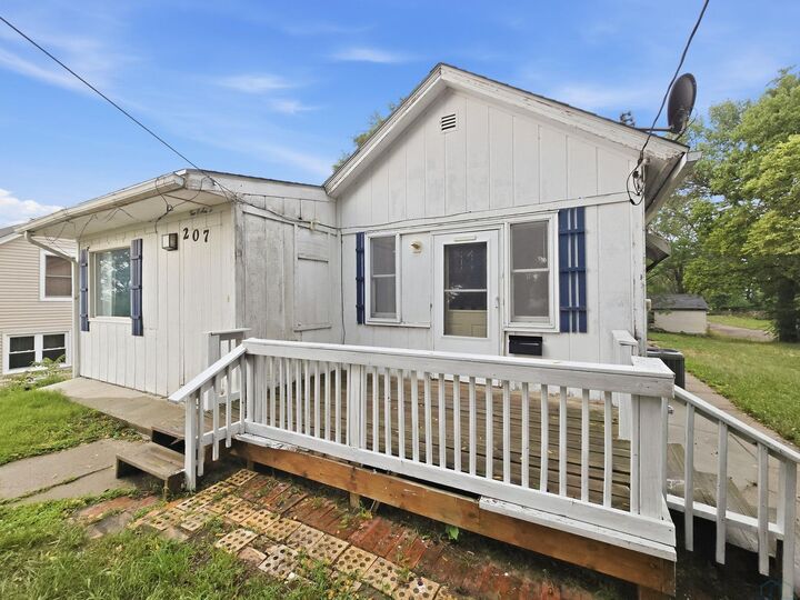 Property Photo:  207 Helmer St  IA 51103 