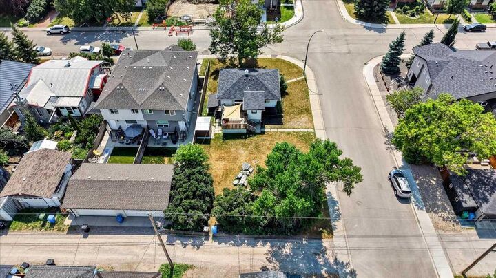 440 53 Avenue SW — photo 1
