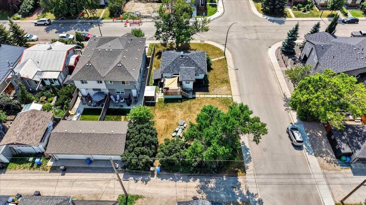 Property Photo: 440 53 Avenue SW AB T2V 0B7