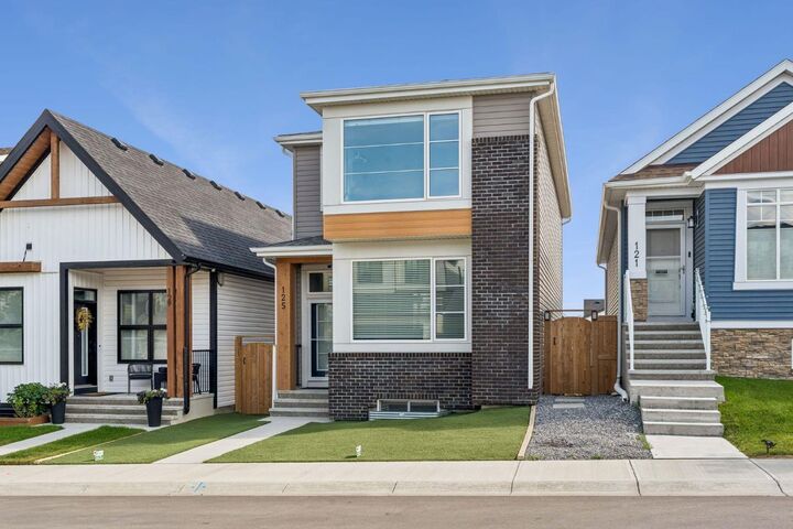 Property Photo:  125 Rochester Way NW  AB T3L 0G9 