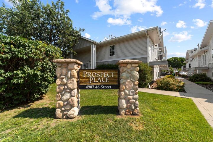 Property Photo: 4907 46 Street 204 AB T4V 1G9
