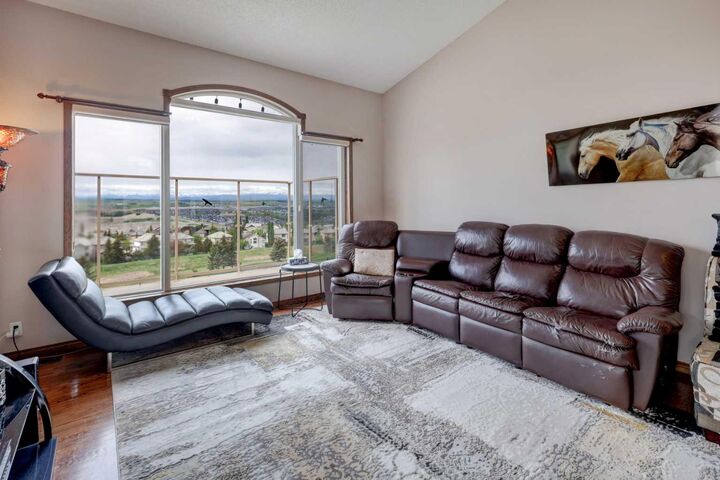 Property Photo: 321 Gleneagles View AB T4C 1P4