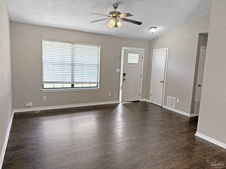 Property Photo: 7524 Sandy Creek Dr FL 32506
