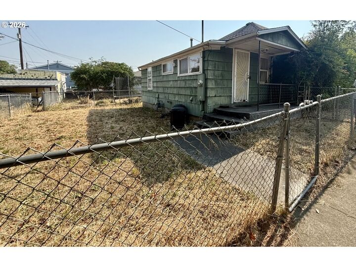 Property Photo: 1466 SE Pine St OR 97470