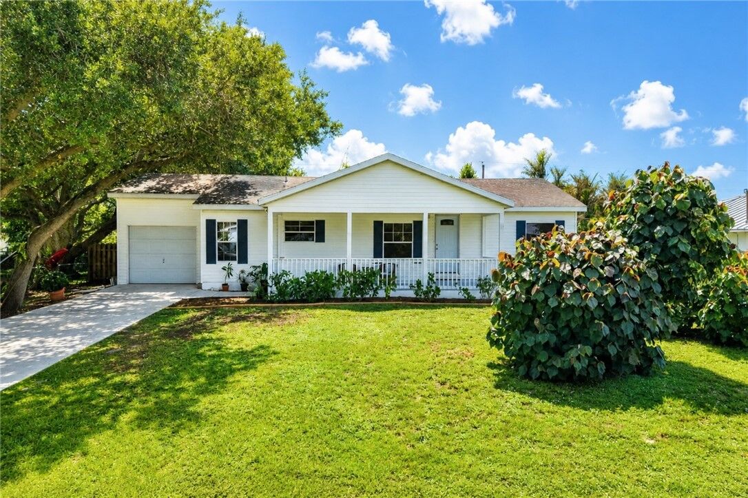 Property Photo: 2356 17th Avenue SW FL 32962