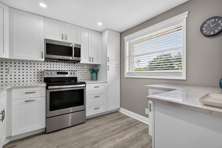Property Photo: 3951 Via Poinciana 209 FL 33467