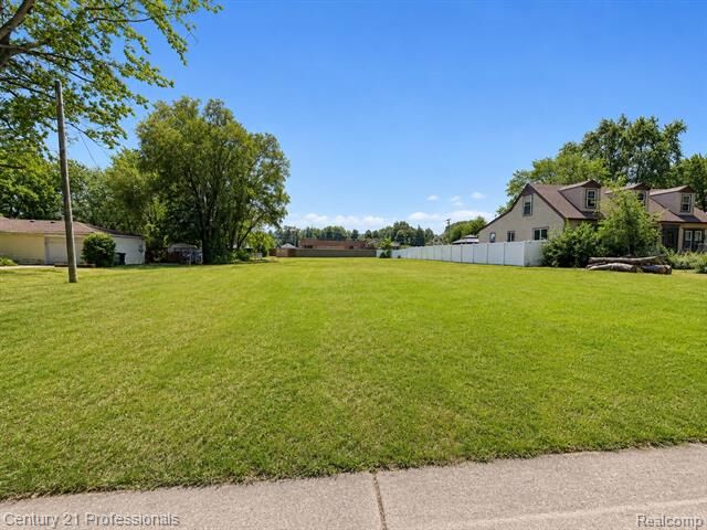 Property Photo: 5610 Noll Street MI 48310