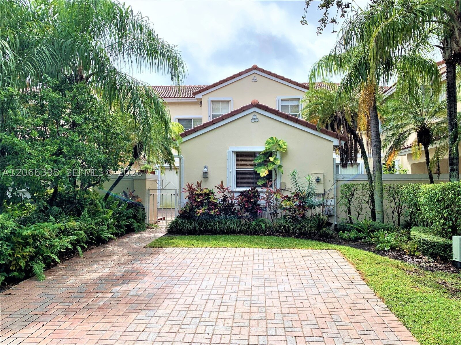 Property Photo: 1130 Buttonwood Ln - FL 33019