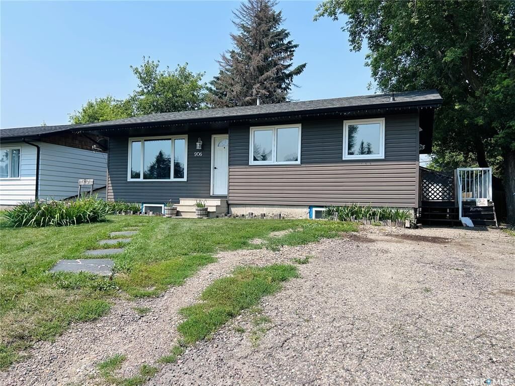 Property Photo: 906 Ogilvie Street SK S0G 3N0