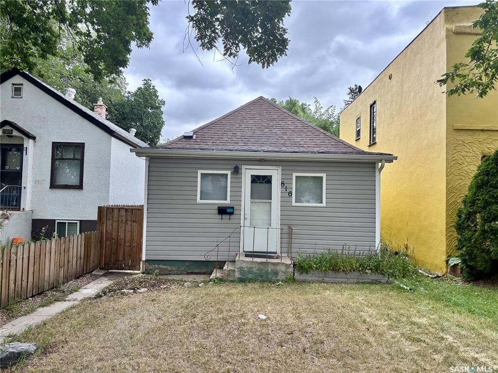 Property Photo:  816 I Avenue S  SK S7M 1Z3 