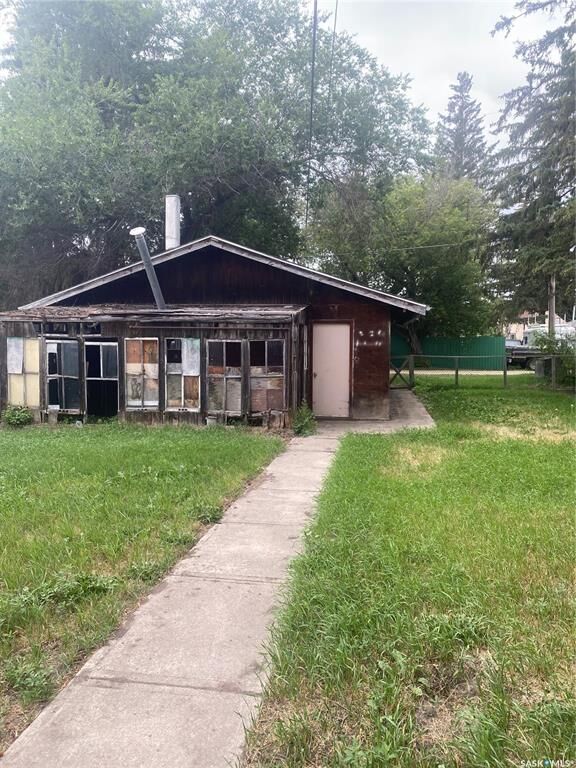 Property Photo:  244 Hudson Avenue S  SK S0G 1T0 