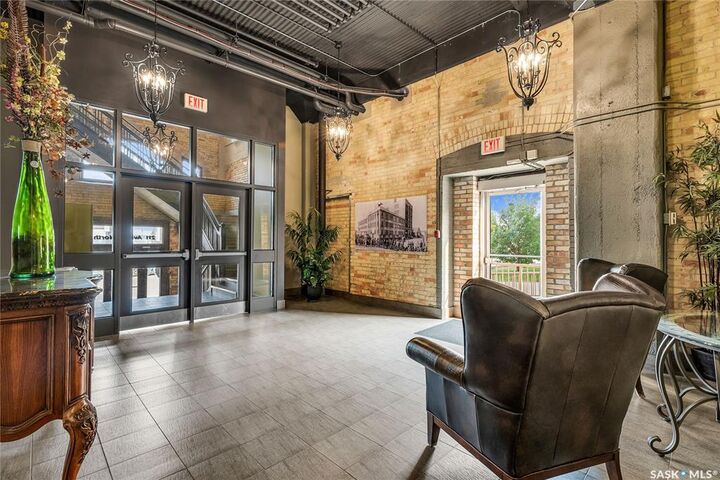Property Photo: 211 D Avenue N 206 SK S7L 1M7