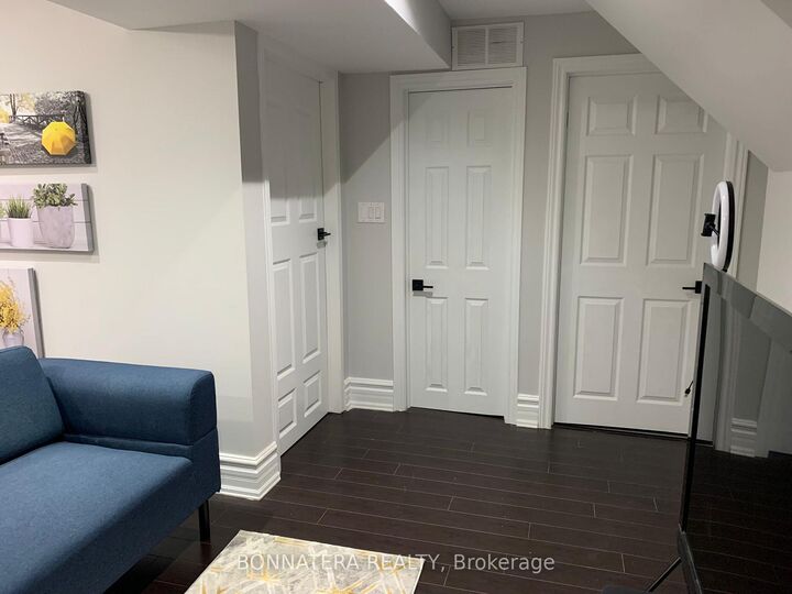 Property Photo:  284 Hickory Circle Bsmt  ON L6H 4V1 