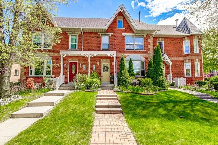 4 Edgewater Drive — photo 1