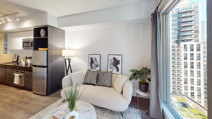 Property Photo: 68 Shuter Street 1906 ON M5B 1B4