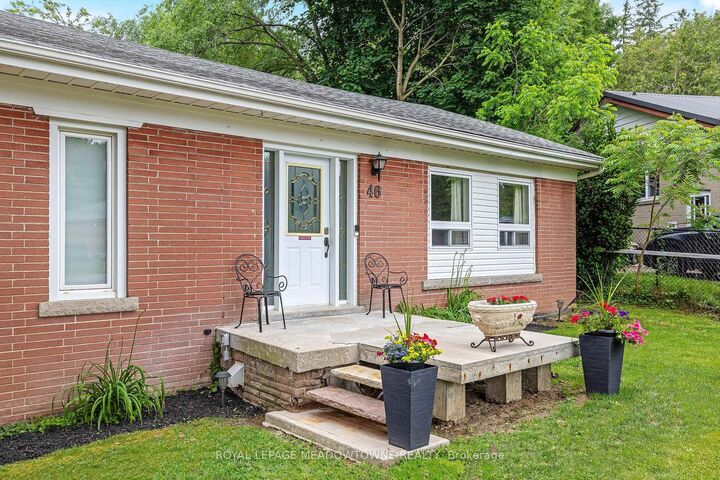Property Photo: 46 Hewson Crescent ON L7G 2N9