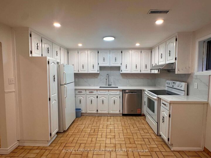 Property Photo: 4170 Sunset Valley Court Walkout Bsmt ON L4W 3L5