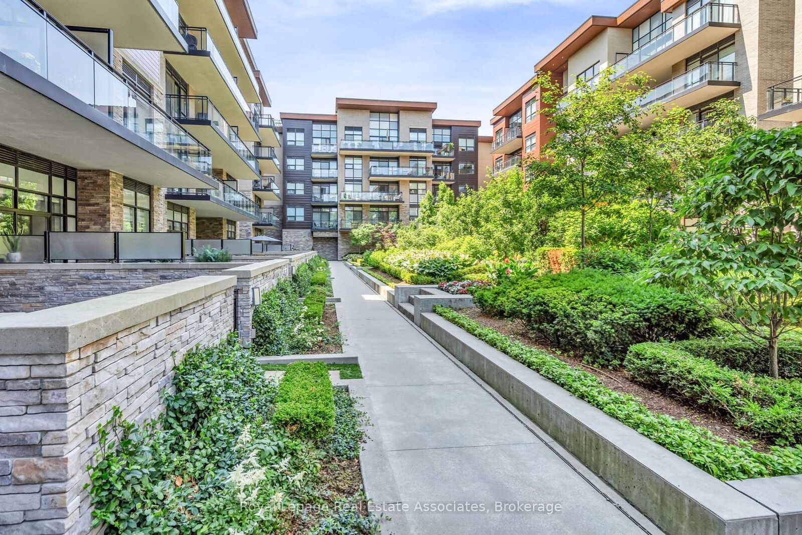 Property Photo:  1575 Lakeshore Road W Gr26  ON L5J 0B1 