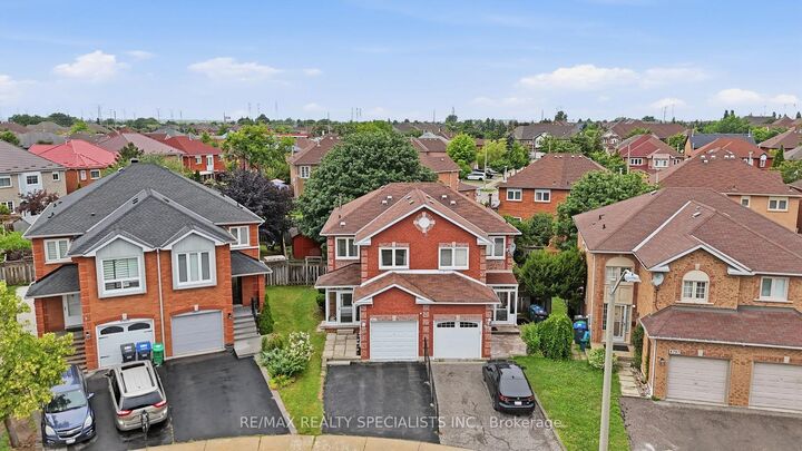 Property Photo: 6803 Bansbridge Crescent ON L5N 6T3
