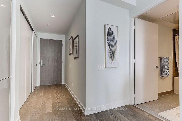 Property Photo: 161 Roehampton Avenue 2708 ON M4P 1P9