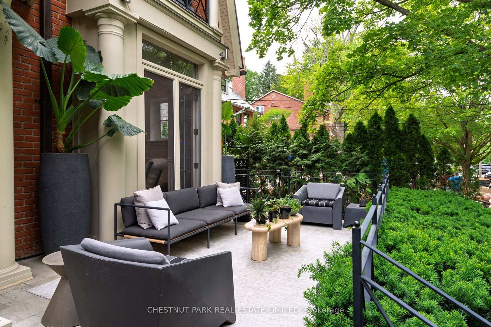 Photo de la propriété: 83 Binscarth Road ON M4W 1Y3