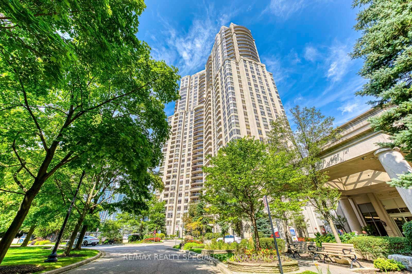 Property Photo: 35 Kingsbridge Garden Circle W 3005 ON L5R 3Z5