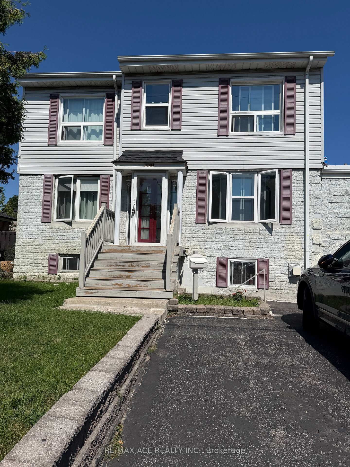 Property Photo: 983 Victoria Park Avenue 2nd Floor ON M4B 2J4