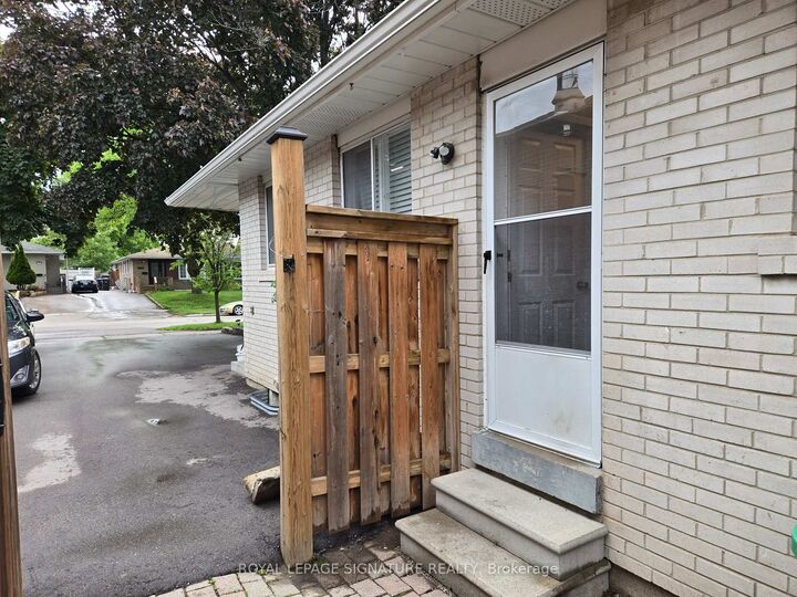 Property Photo: 2026 Fontwell Crescent B ON L5J 2G7