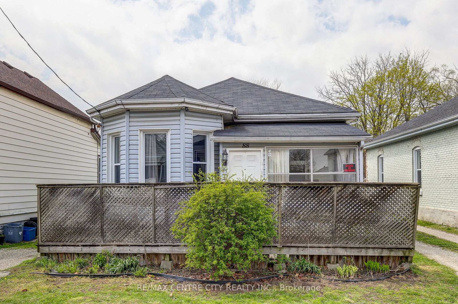 Property Photo:  88 Flora Street  ON N5P 2X6 