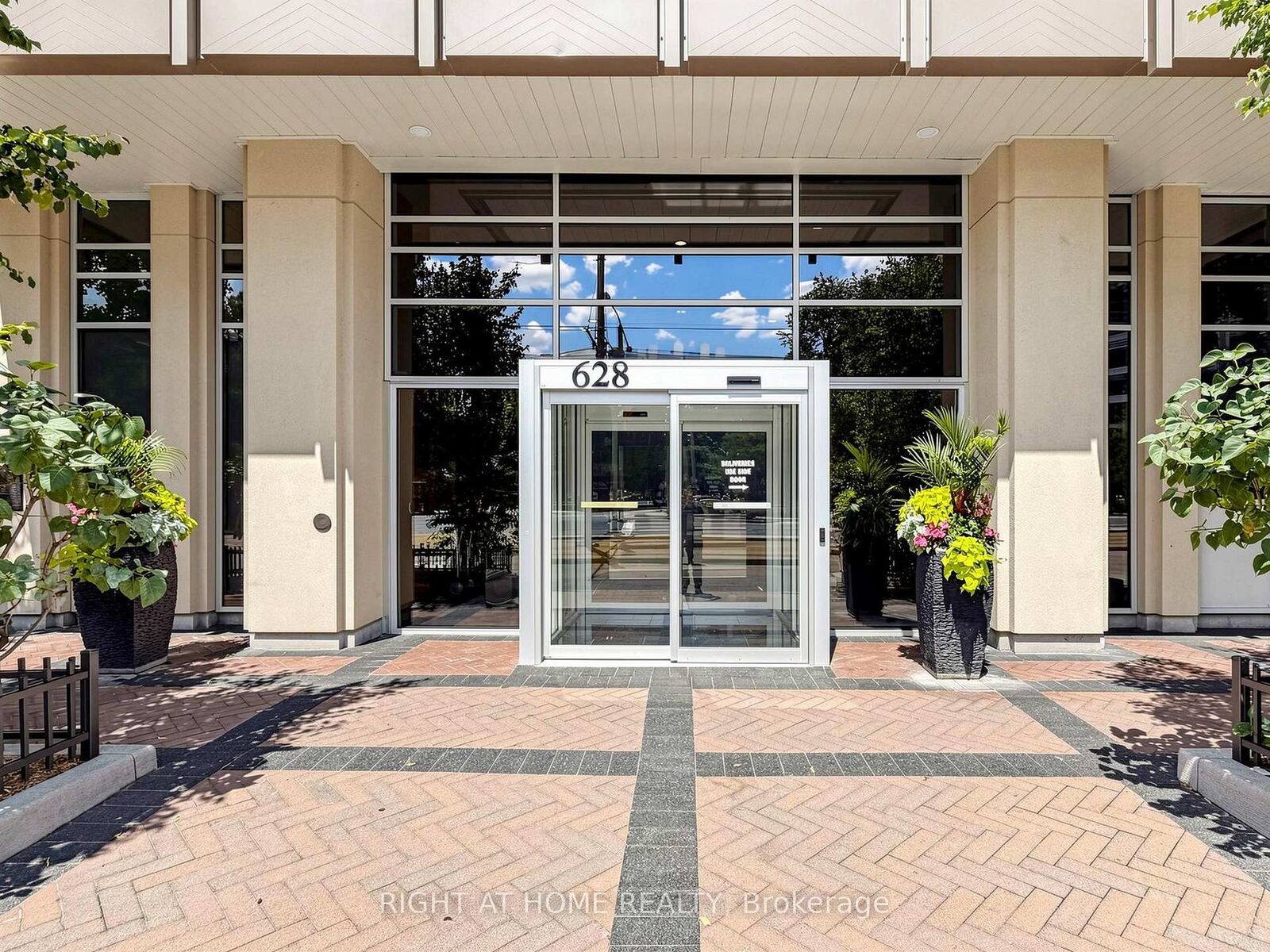 Property Photo:  628 Fleet Street 1032  ON M5V 1A8 
