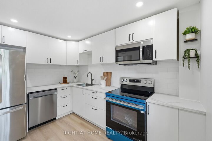 Property Photo:  7874 Jeanne D'Arc Boulevard 3  ON K1C 2E9 